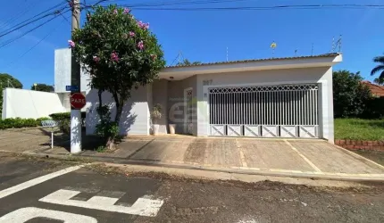 Casa terrea com 3 dormitorios e churrasqueira no Parque Santa Marta
