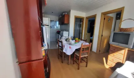 Apartamento no Bairro Desvio Rizzo, com 2 dormitórios, ensolarado, 1 vaga de garagem, sacada, área total 85m² .