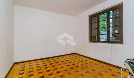 Apartamento 2 dormitórios com pátio no Floresta.