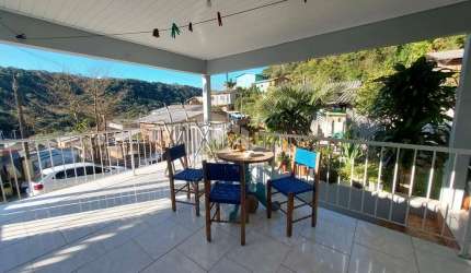 Casa em alvenaria, com 126 m²,  localizada em bairro residencial.
