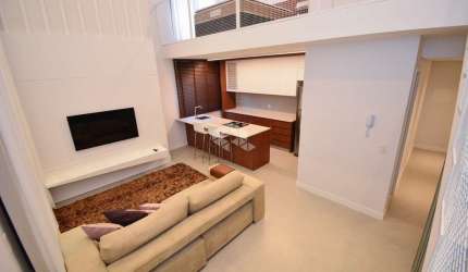 Apartamento tipo Loft mobiliado à venda com 1 suíte, lavabo, 1 vaga e hobby-box na Carvoeira, Florianópolis/SC