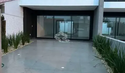 Sobrado à venda, com 3 quartos/dormitórios, 2 vagas/box, no centro de Xangri-lá/RS