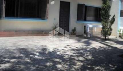 Casa térrea no Bairro Ipanema, 4 dormitórios, próximo a Orla do Guaíba.