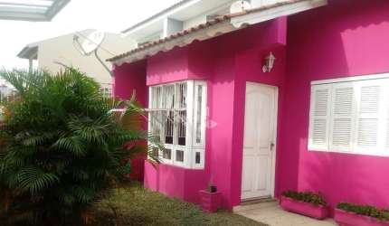 Casa com 2 dormitórios / 2 vagas e piscina