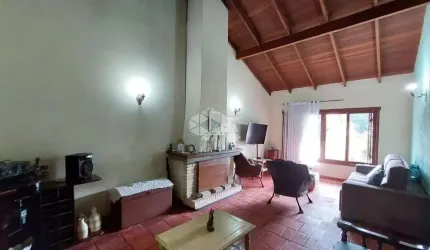 Casa de 4d (1 suíte), 2 salas e 3 banheiros com 220m²