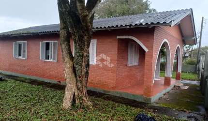 LINDA CASA MOBILIADA NO CENTRO DE ARROIO DO SAL