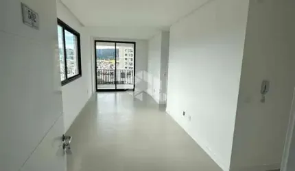 APARTAMENTO NOVO NO BAIRRO PEREQUÊ, EM PORTO BELO, SC, SACADA COM CHURRASQUEIRA, LAVABO, 02 SUÍTES, E 01 VAGA DE GARAGEM.