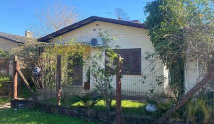 Casa com 3 quartos ao lado do Centro de Estância Velha