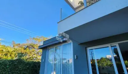 Casa na Lagoa da Conceição, Village I, próxima ao LIC, com 3 suítes. - R$ 2.660.000,00