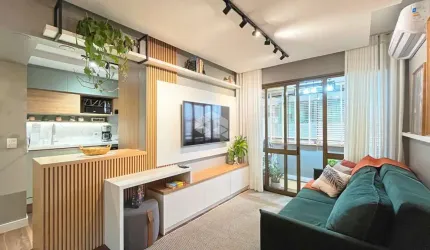 Apartamento 2 quartos, reformado, mobiliado, vaga e elevador no Menino Deus