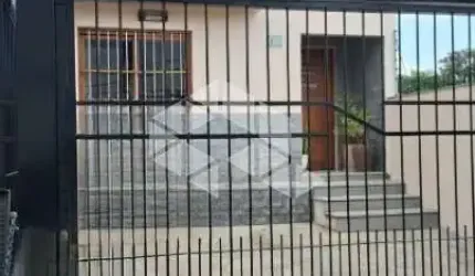 Casa 3 dormitórios, 1 suite, 1 vagas, edícula com churrasqueira e piscina. Bairro Guarujá