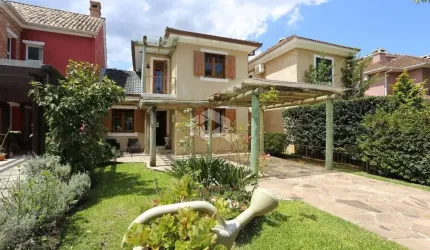Casa com 03 dormitórios, 238,00 m² privativos, no Condomínio Reserva da Serra em Canela
