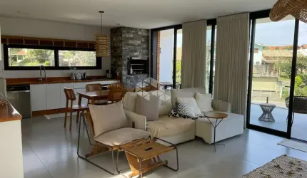 Casa em Condomínio, com 4 dormitórios, 2 vagas cobertas, 187,50 m² de área construída, no bairro Morrinhos - Garopaba SC