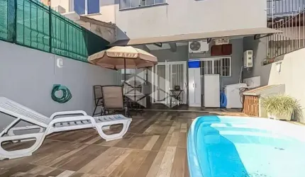 BELO SOBRADO COM PISCINA NO PÁTIO, SUÍTE COM SACADA E GARAGEM COBERTA