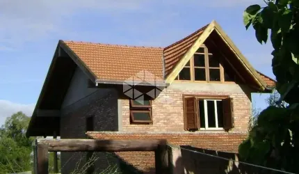 Casa  com 3 dormitorios  na Hipica.