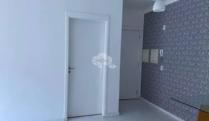 Apartamento 2 dormitórios desocupado, semi mobiliado.