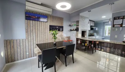 Sobrado 3 dormitórios no Quinta do Moinhos com 2 vagas e pátio lateral.