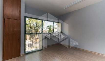 Sala comercial desocupada no bairro Floresta em Porto Alegre/RS