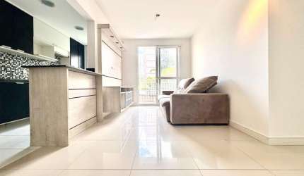 Apartamento com três quartos, sacada e churrasqueira, perto do Iguatemi