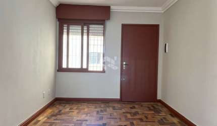 Apartamento com 2 dormitórios , banheiro social, reformado no bairro Humaita