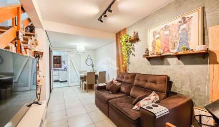 Casa semimobiliada, reformada, 2 dormitórios, lavabo, 2 vagas, área coberta com churrasqueira. Aceita financiamento, FGTS e o Minha Casa Minha Vida.