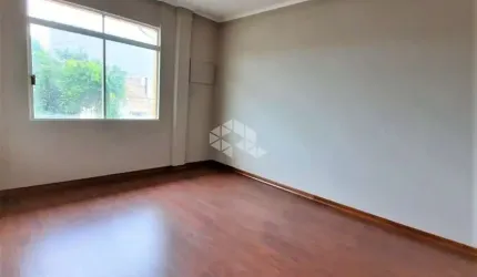 Apartamento 2 dormitórios, reformado e 1 vaga de garagem, no bairro São João, em Porto Alegre. Aceita financiamento e FGTS.