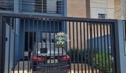 Sobrado com 3 dormitórios sendo 1 suíte, lavabo, banheiro social, com 120 m², bairro Igara em frente