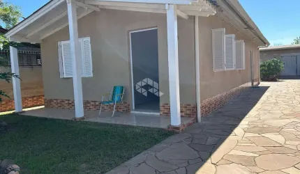 Casa térrea com 2 dormitorios, 02 salas e cozinha grande, garagem com churrasqueira com 60 metros