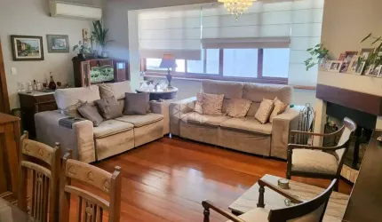 Apartamento com 3 dormitórios e 2 vagas cobertas em Petrópolis!