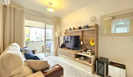 Apartamento 65m² mobiliado com 2 dormitórios, 1 vaga de Garagem, sacada com churrasqueira integrada ao living, a venda no Centro, aceita financiamento