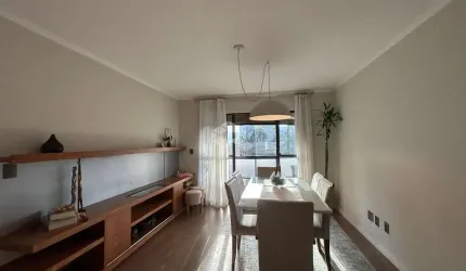 Apartamento central com 2 dormitórios sendo uma suíte.