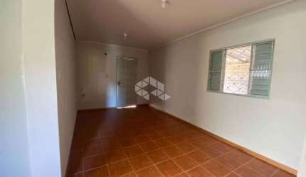 Casa plana com 2 dormitórios, sala, 1 banheiros 1 vaga para automóvel.