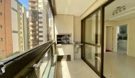 APARTAMENTO AMPLO SEMIMOBILIADO COM 3 QUARTOS SENDO 1 SUÍTE E 2 VAGAS NO CENTRO DE FLORIANÓPOLIS/SC