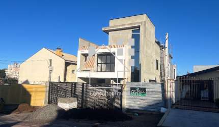 Lindo Sobrado a venda com 3 quartos c/ 3 suítes com 166m² privativos no bairro Novo Mundo Curitiba