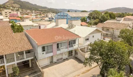 Casa Duplex com Espaços Generosos e Área de Lazer Deslumbrante