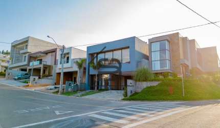 Sobrado à Venda Condomínio Residencial Euroville II, 3 dormitórios sendo 1 suíte master e 2 demi-suíte, Spa aquecido com deck de madeira, 4 vagas de garagem, Bragança Paulista.