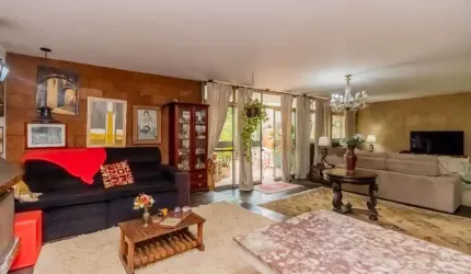 Casa tipo para venda com 6 quartos, sendo 2 suítes, 239m²