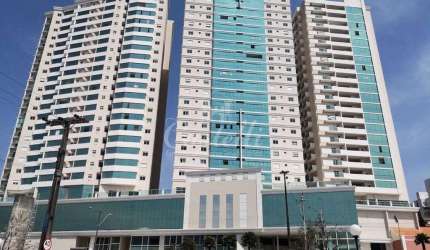 Apartamento com 3 dormitórios, sendo uma suíte. Medindo 137m2 de área útil.