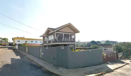 Excelente casa em Uvaranas, podendo ser residencial e comercial