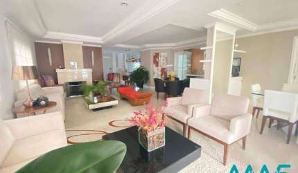 Casa Ampla no Residencial 18 do Forte em Alphaville