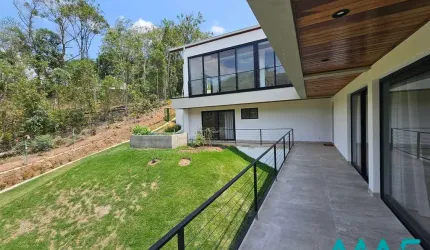 Casa Nova com Vista Deslumbrante para a Mata!