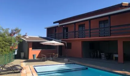 Linda chácara com piscina, 5 quartos, incluindo 3 suítes no bairro Monterrey, Louveira - SP
