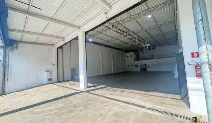 Galpão Comercial de Alto Padrão em Cotia-SP  2 Salas, 4 Banheiros, 527m²  Venda ou Locação no Jardim Santa Paula