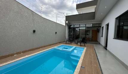 Casa com 2 suítes e piscina Jardim Mediterrâneo