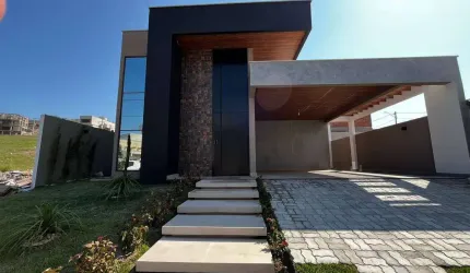 Ótima Casa, com Piscina, em Cond. Residencial