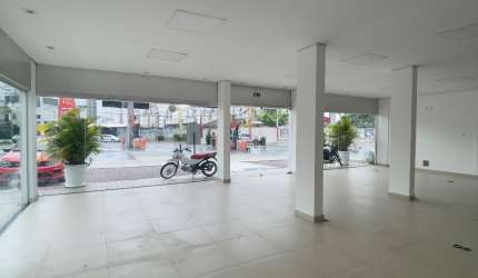 Sala comercial com 110 m2, pronta para o seu comércio !