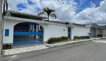 Linda casa disponível para locação no Parque 10 de novembro