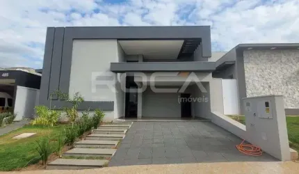 Casa de alto padrão com 3 suítes e área de lazer completa em Vila do Golf