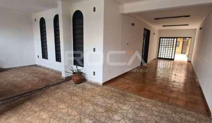 Casa em Monte Alegre - 4 dormitórios, suíte, e 3 vagas de garagem.