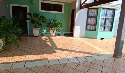 Casa de alto padrão com 3 dormitórios e piscina aquecida em Monte Alegre